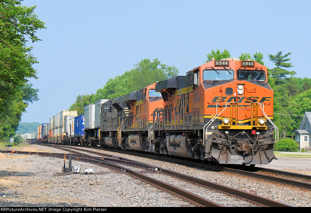 BNSF 6944